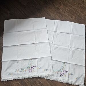 Vintage Set Of 2 Hand Embroidered Pillow Cases.       #34